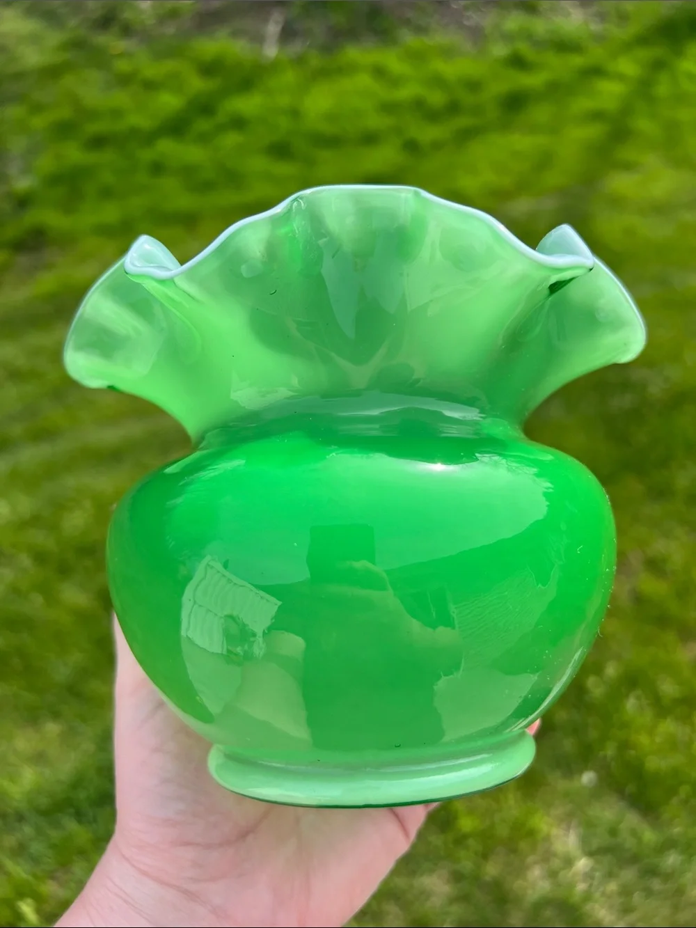 RARE Vintage Fenton Green Ivy Green White Cased Glass Ruffle Vase